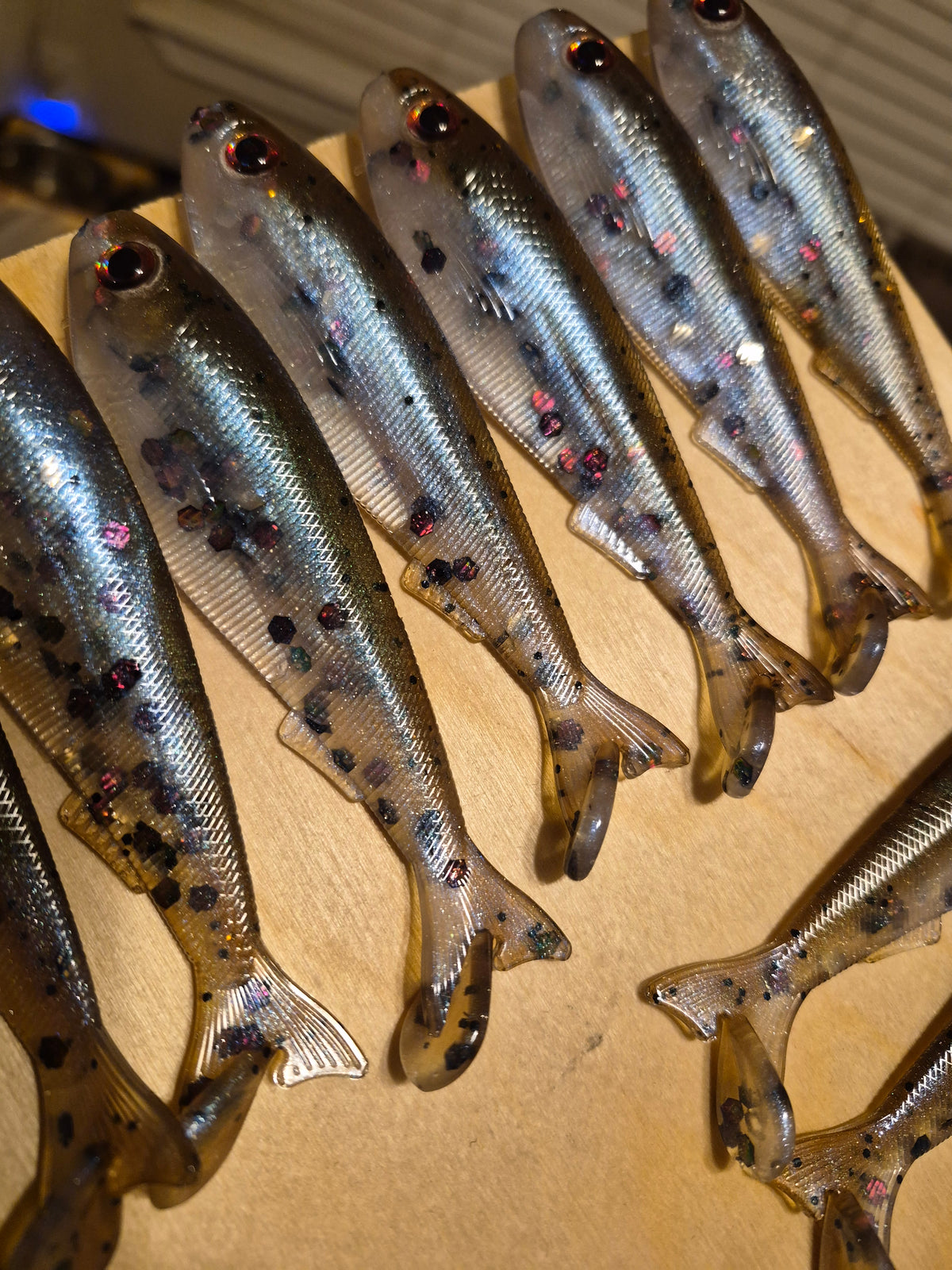 THE General 4.3 SWIMBAIT WAKASAGI PEARL W/ CHAMELEON SCALES