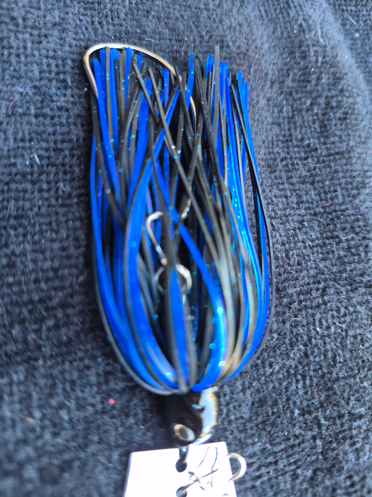 THE OUTLAW STRIKE free hook swing direct connect bladed jig.